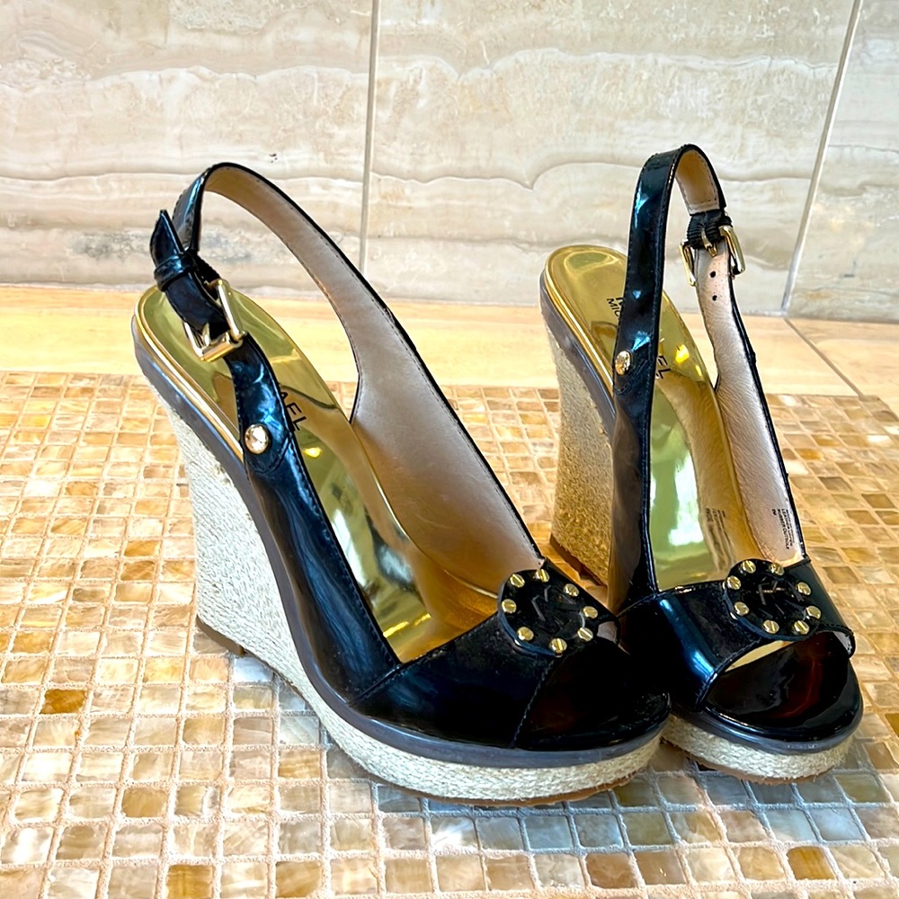 Flirty & fabulous Michale Kors 5” Blk patent wedge 8M